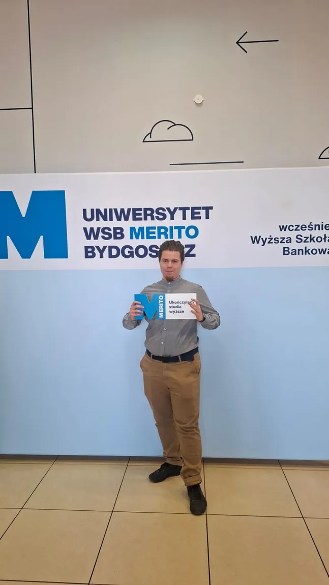 Adrian podczas ukończenia studiów na Uniwersytecie WSB Merito